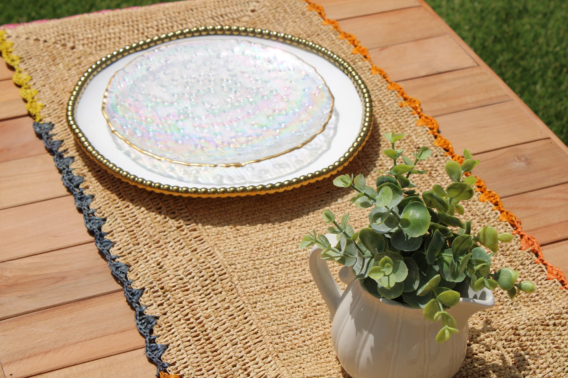 Aura Raffia table Runner, colorful edge tabletop