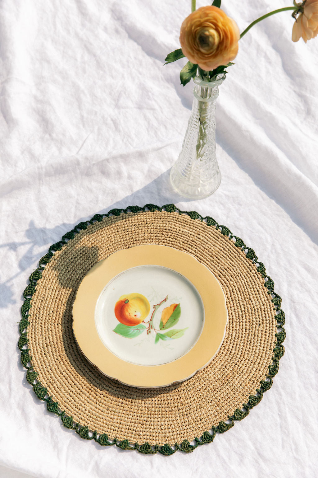 Aura Green edge placemat, Woven raffia tabletop